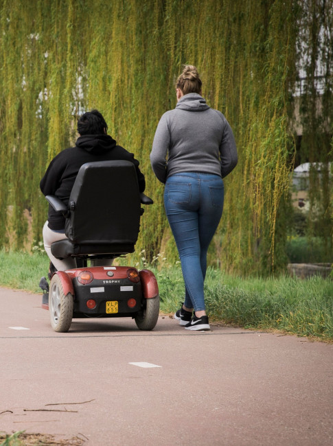 Wandelaar en scootmobiel buiten in Meerzicht