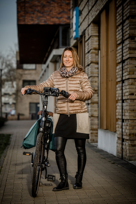 foto van POH Susan met fiets aan de hand